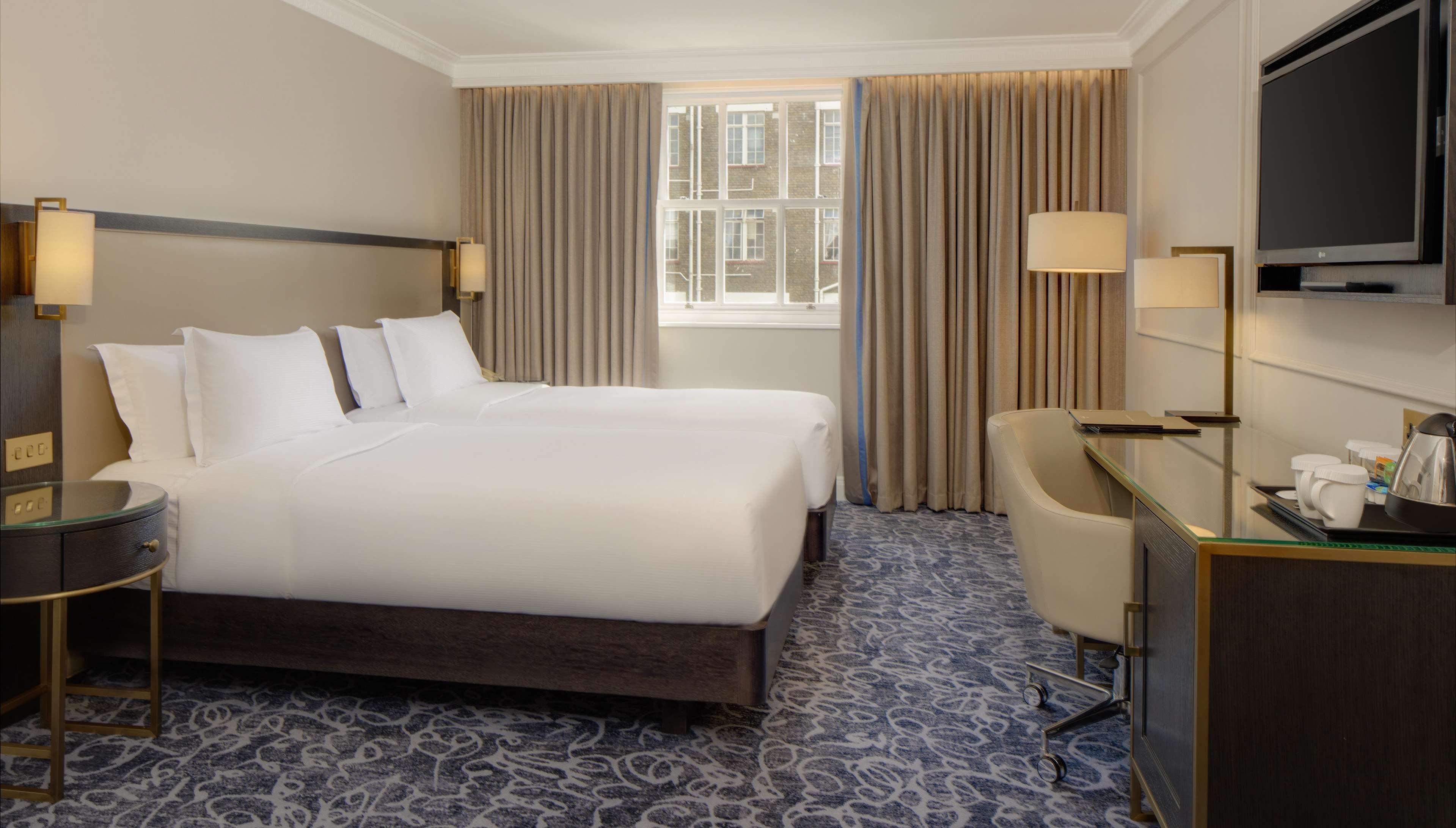 Отель Hilton London Euston Экстерьер фото