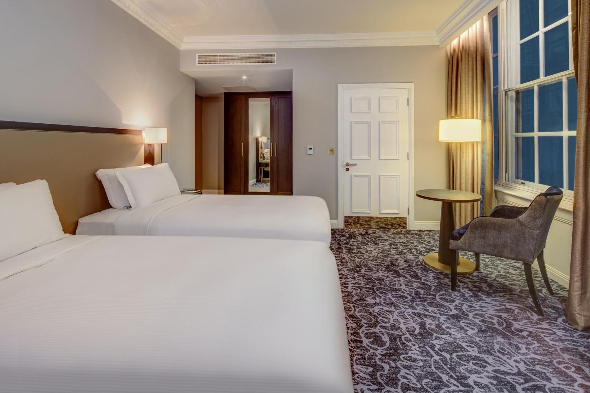 Отель Hilton London Euston Экстерьер фото