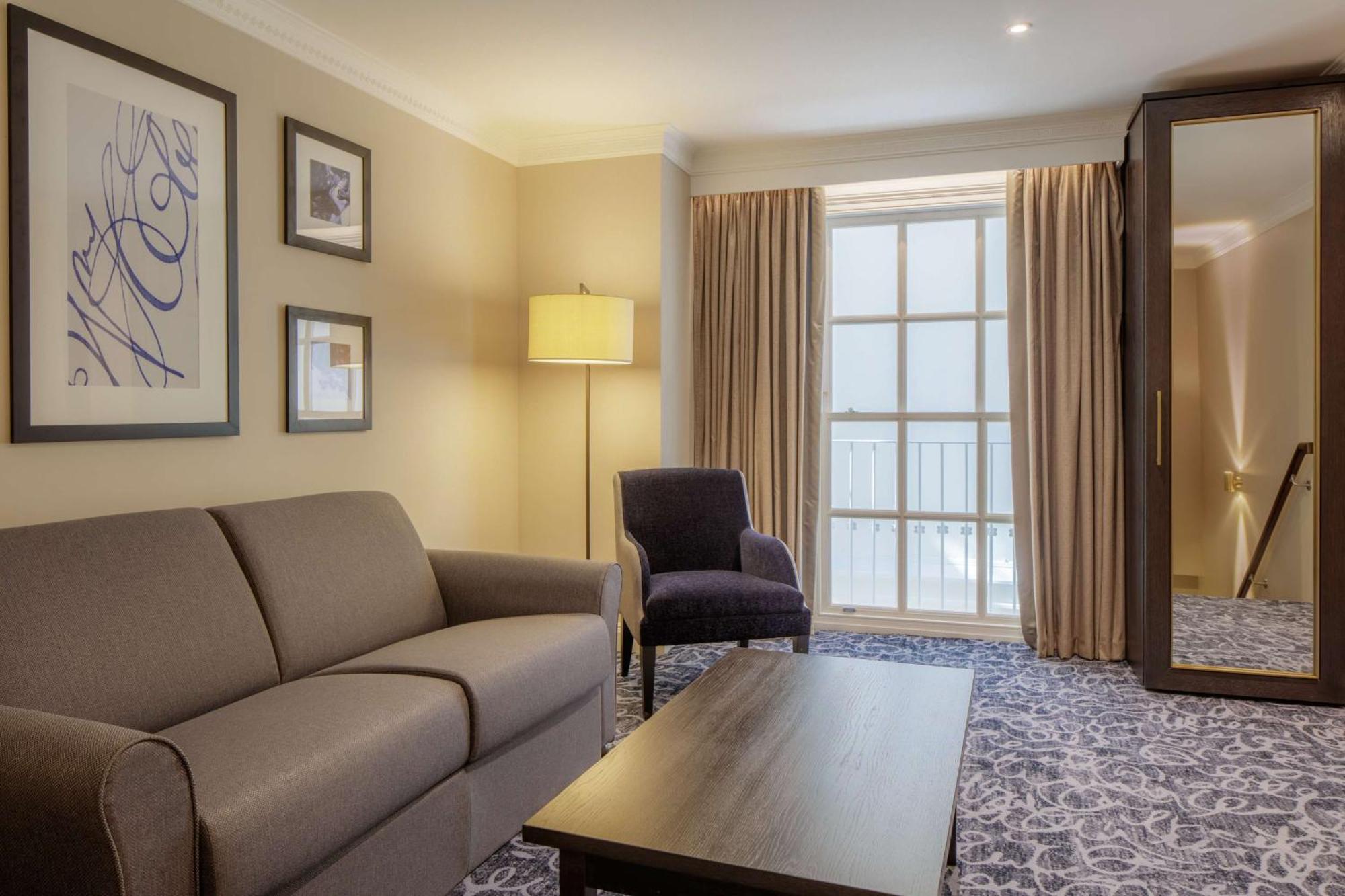 Отель Hilton London Euston Экстерьер фото